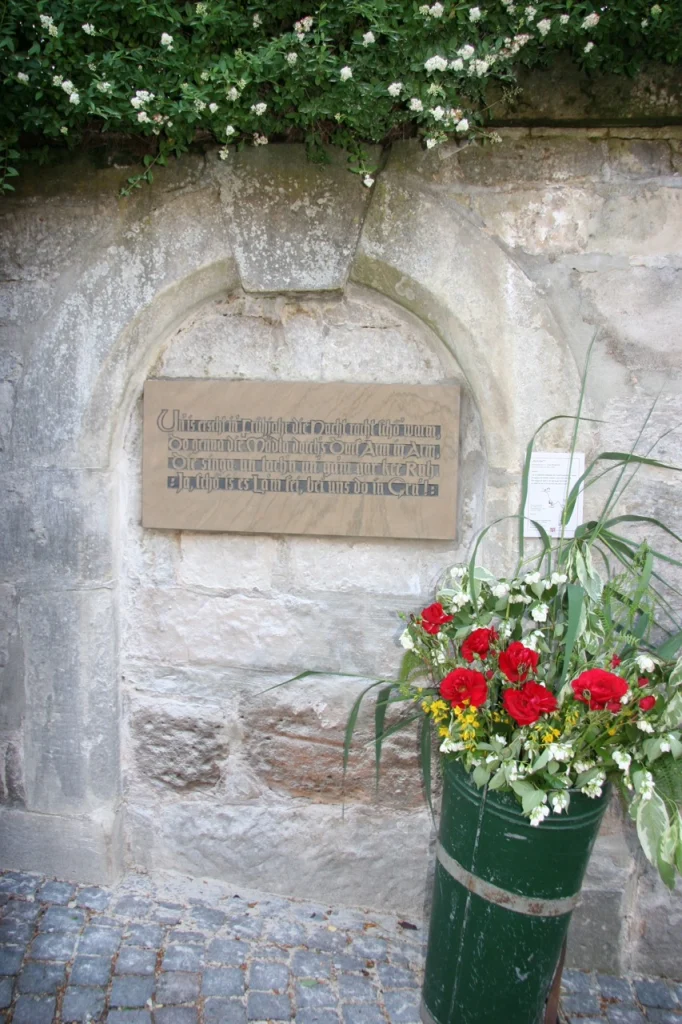 Tafelweg-Schild an Mauer